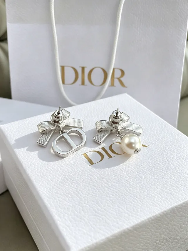 Dior Motif Nœud Asymétrique Cristal et Perle Boucles d'Oreilles 2