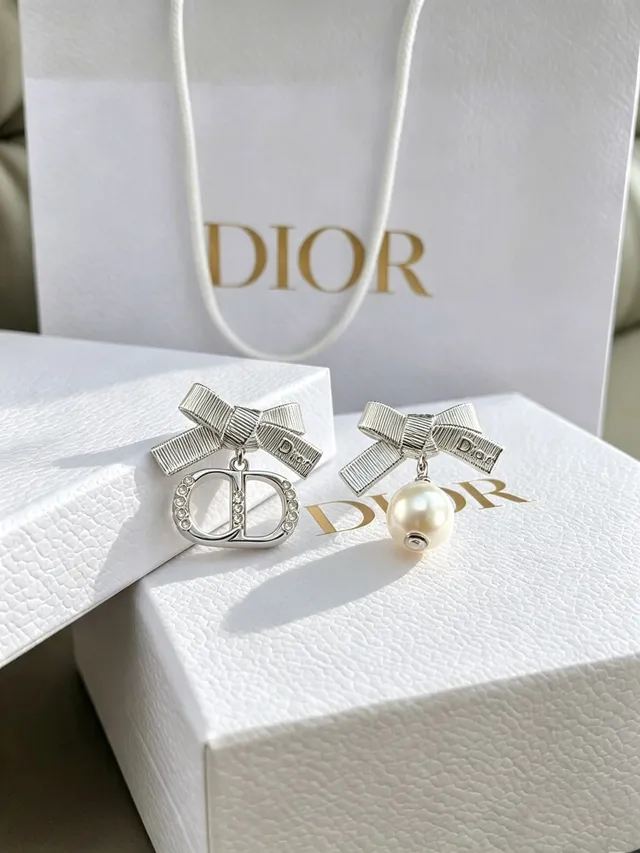 Dior Motif Nœud Asymétrique Cristal et Perle Boucles d'Oreilles 4