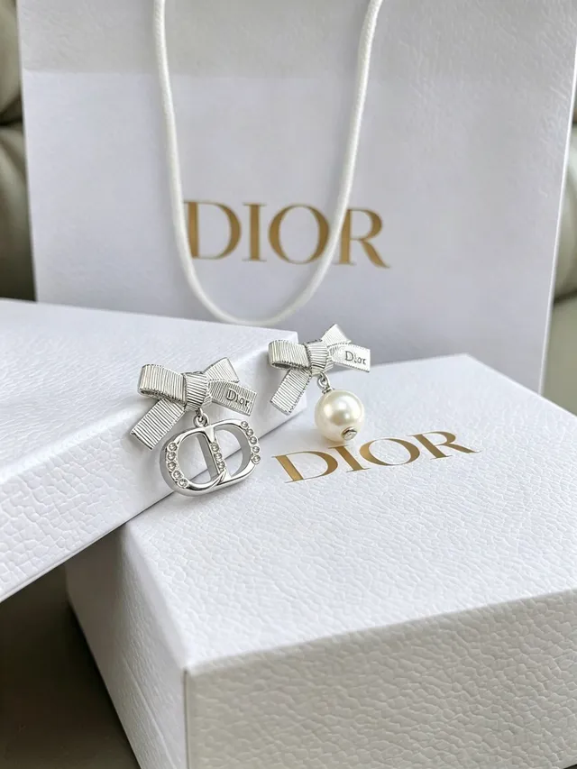 Dior Motif Nœud Asymétrique Cristal et Perle Boucles d'Oreilles 5
