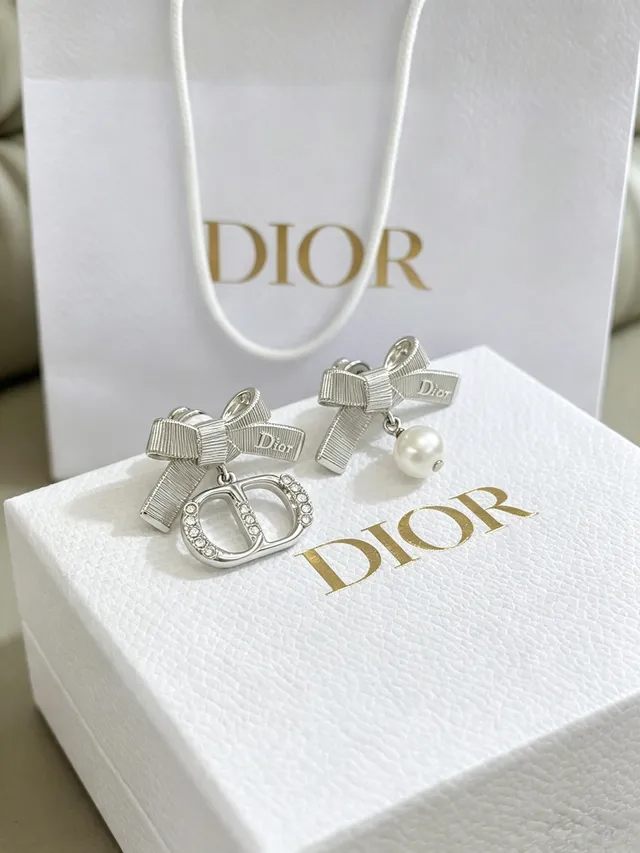 Dior Motif Nœud Asymétrique Cristal et Perle Boucles d'Oreilles 6