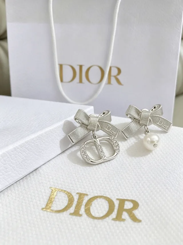 Dior Motif Nœud Asymétrique Cristal et Perle Boucles d'Oreilles 8