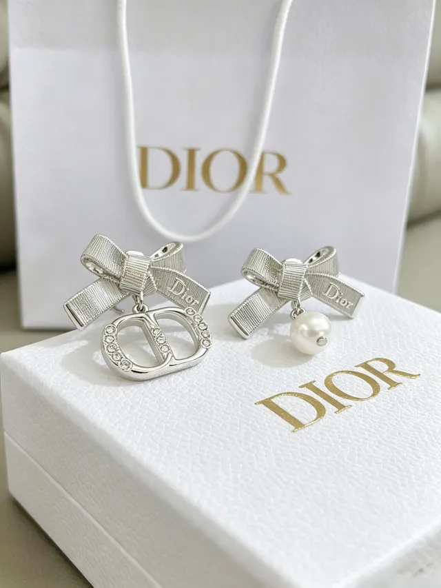 Dior Motif Nœud Asymétrique Cristal et Perle Boucles d'Oreilles 9