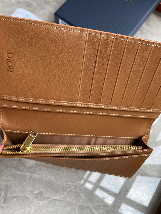 Dior भूरा भूरा ज्यामितीय मोनोग्राम उभरा हुआ लोगो लंबा वॉलेट 3