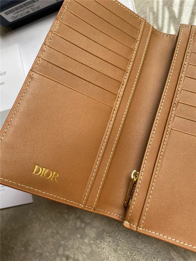 Dior भूरा भूरा ज्यामितीय मोनोग्राम उभरा हुआ लोगो लंबा वॉलेट 4