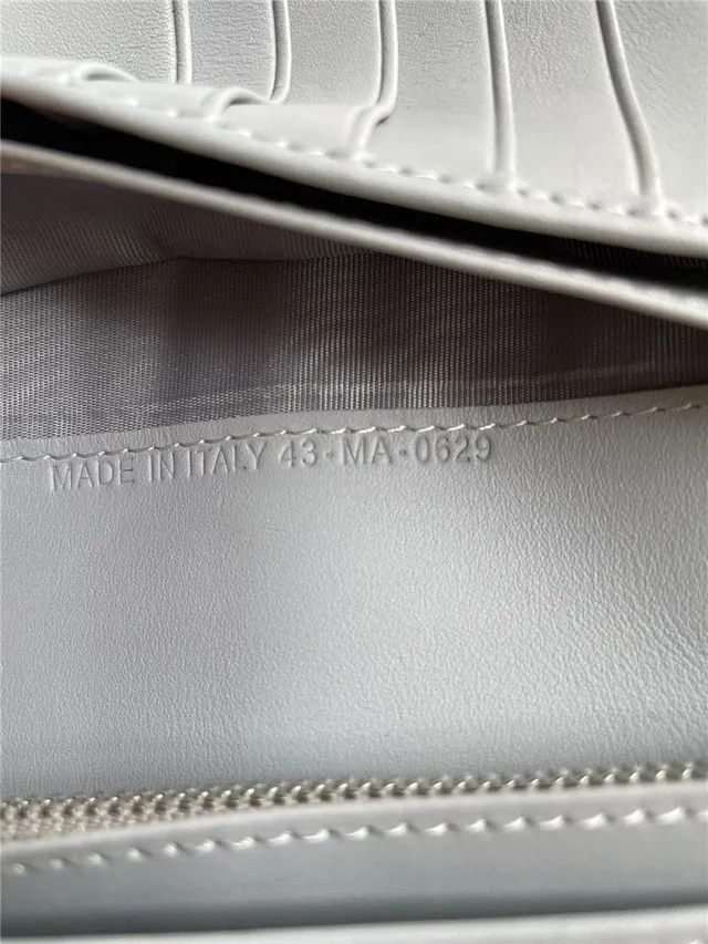 Dior भूरा भूरा ज्यामितीय मोनोग्राम उभरा हुआ लोगो लंबा वॉलेट 10