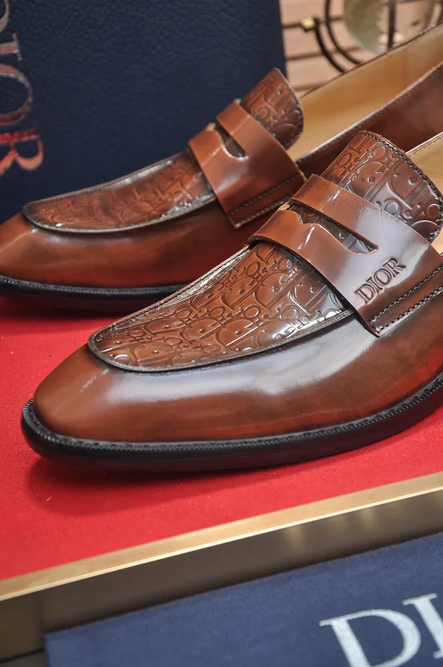 Dior বাদামী কালো এমবসড অবলিক প্যাটার্ন পেনি স্ট্র্যাপ লুফার 2