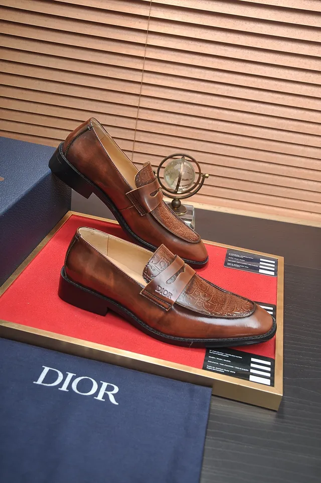 Dior বাদামী কালো এমবসড অবলিক প্যাটার্ন পেনি স্ট্র্যাপ লুফার 4