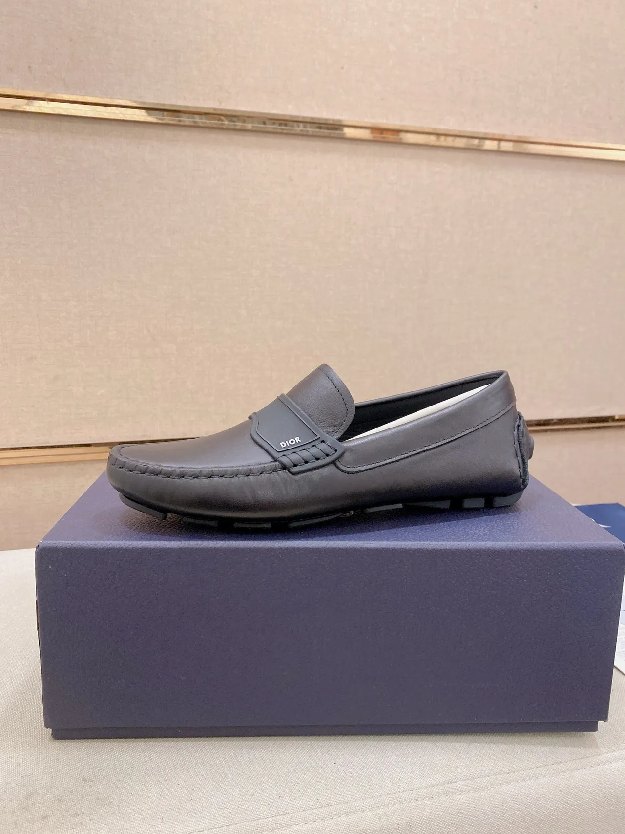 Dior भूरा काला चिकनी चमड़ी ऊपरी मोल्डेड रबड़ पट्टी लोफर 2
