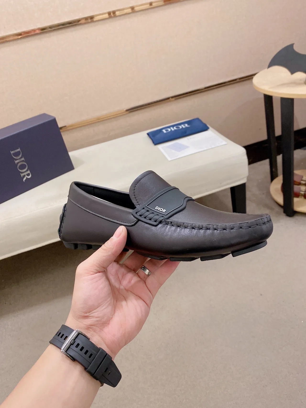 Dior भूरा काला चिकनी चमड़ी ऊपरी मोल्डेड रबड़ पट्टी लोफर 5