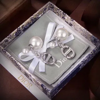 Dior CD Logo Boucles d'Oreilles en perles