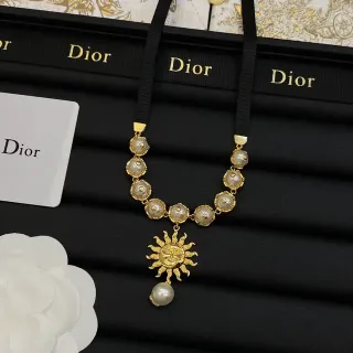 Dior قلادة ذهبي أسود مع معلق شمس لؤلؤ سلسلة خرز