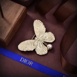 Dior गोल्ड टोन तितली मुक्ता लटकन ब्रोच
