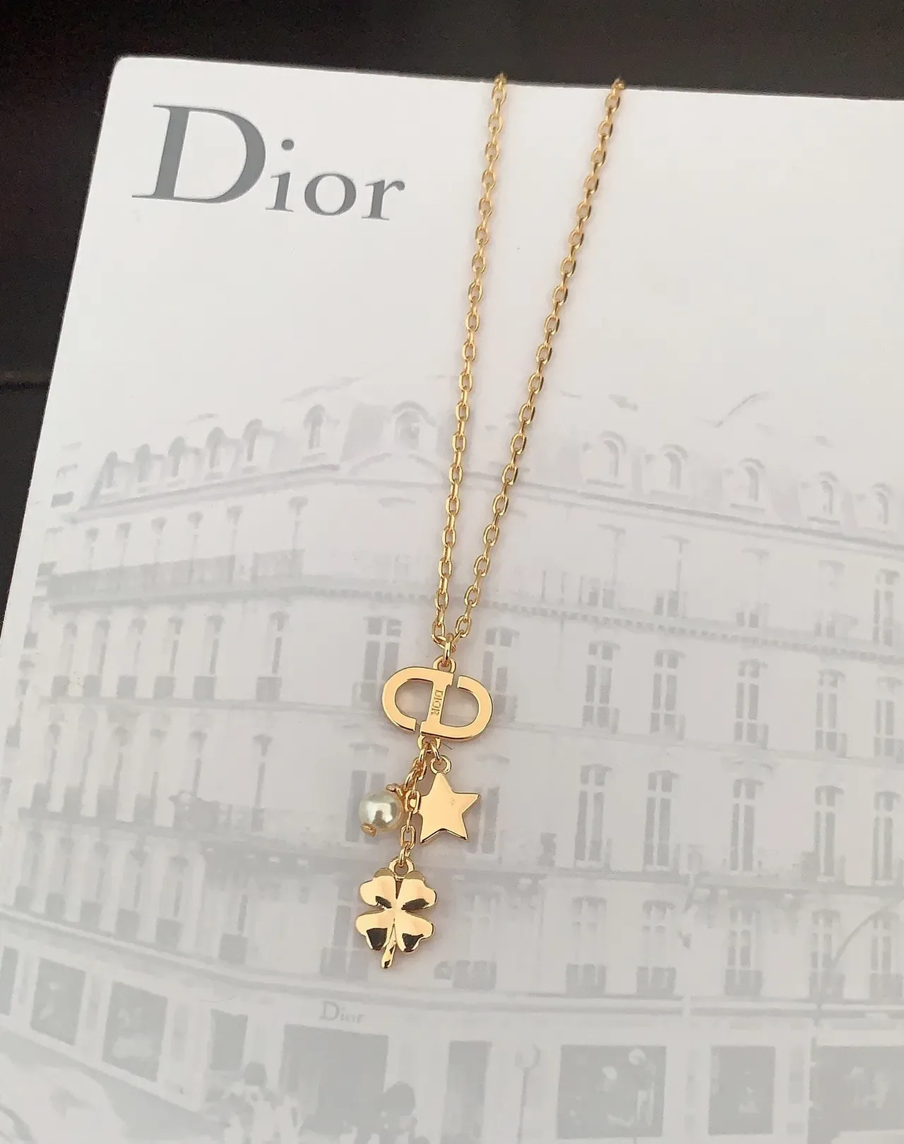 Collier Chaîne Dorée Blanche Encrustée de Cristaux et Motif D de Dior 2