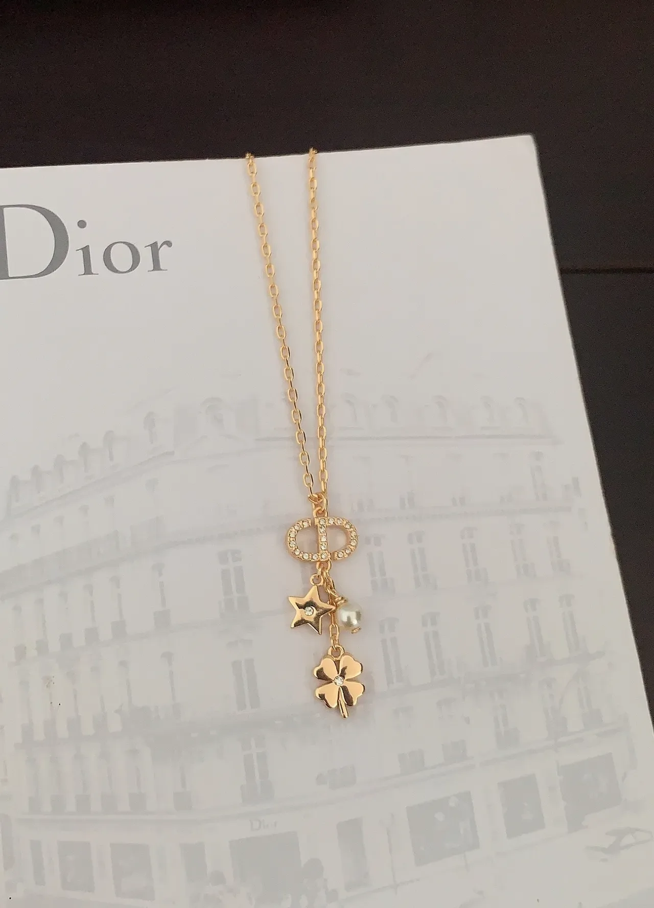 Collier Chaîne Dorée Blanche Encrustée de Cristaux et Motif D de Dior 3