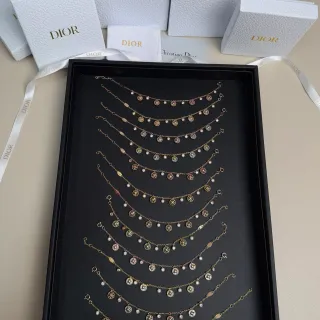 Dior سلسلة ذهبية بيضاء معلقة تعويذات بوصلة نجم سوار