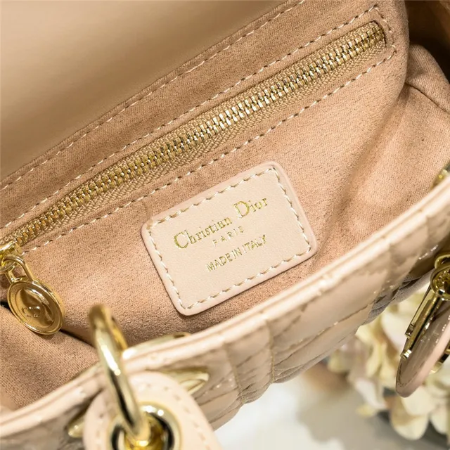 Dior Lady Dior حقيبة يد بيضاء مبطنة كاناج 2
