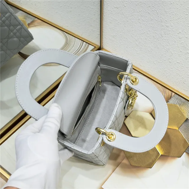 Dior Lady Dior حقيبة يد بيضاء مبطنة كاناج 22