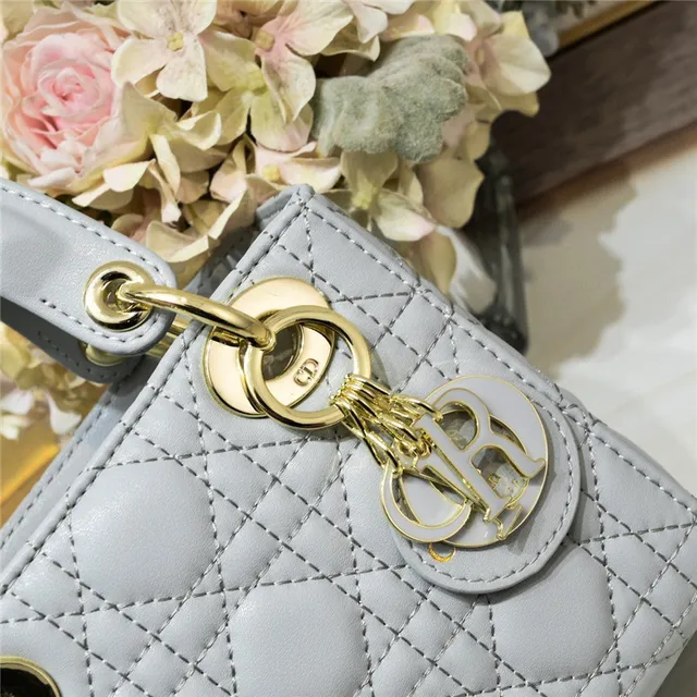 Dior Lady Dior حقيبة يد بيضاء مبطنة كاناج 23