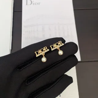 Dior علامة أقراط ذهبية بيضاء بتفاصيل كريستال باڤيه