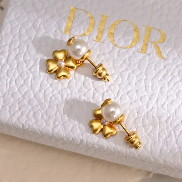 Dior Lucky Dior গোল্ড-টোন এবং সাদা রেজিন ফ্লাওয়ার পার্ল কানের দুল 2