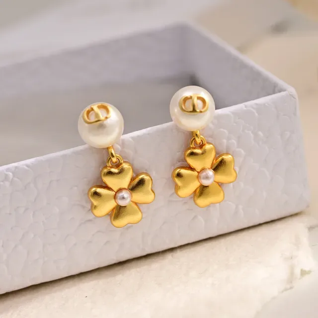 Dior Lucky Dior গোল্ড-টোন এবং সাদা রেজিন ফ্লাওয়ার পার্ল কানের দুল 3