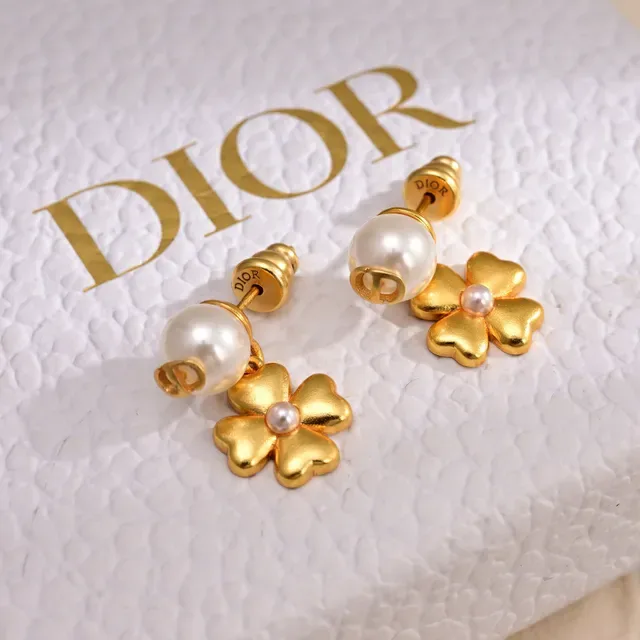 Dior Lucky Dior গোল্ড-টোন এবং সাদা রেজিন ফ্লাওয়ার পার্ল কানের দুল 4
