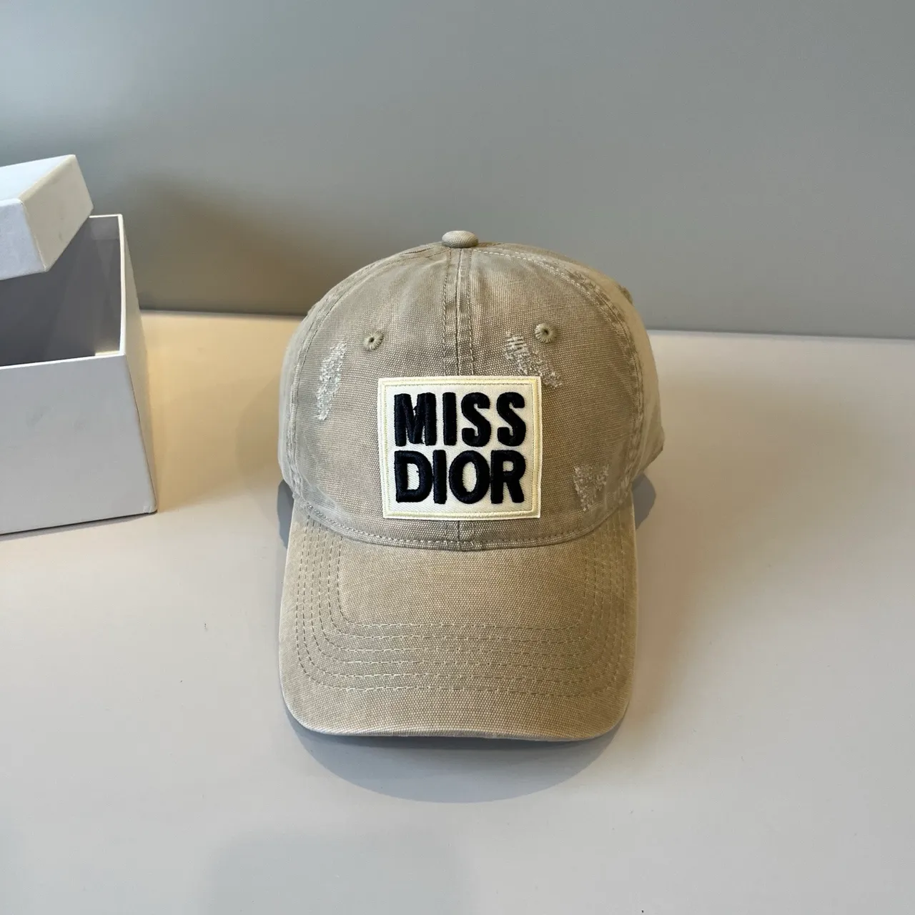 Dior Miss Dior قبعة بيسبول بيج مغسولة 7