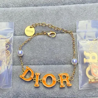 Dior سوار ذهب برتقالي بشعار الحروف بالمينا ومُزيّن باللؤلؤ