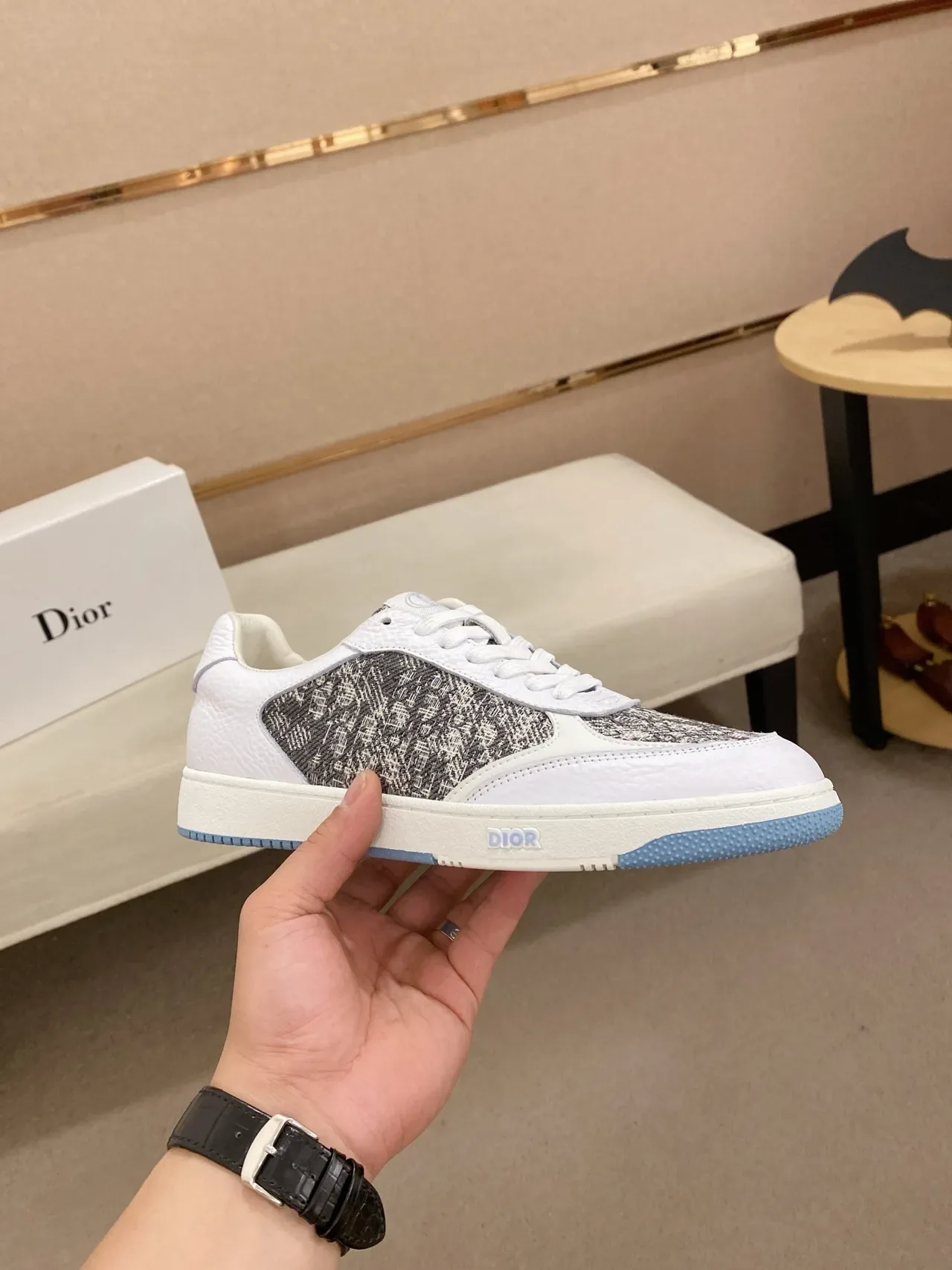 Dior Sneakers Lifestyle Branco e Cinza Low-Top com Painéis de Tecido Monogramados 4