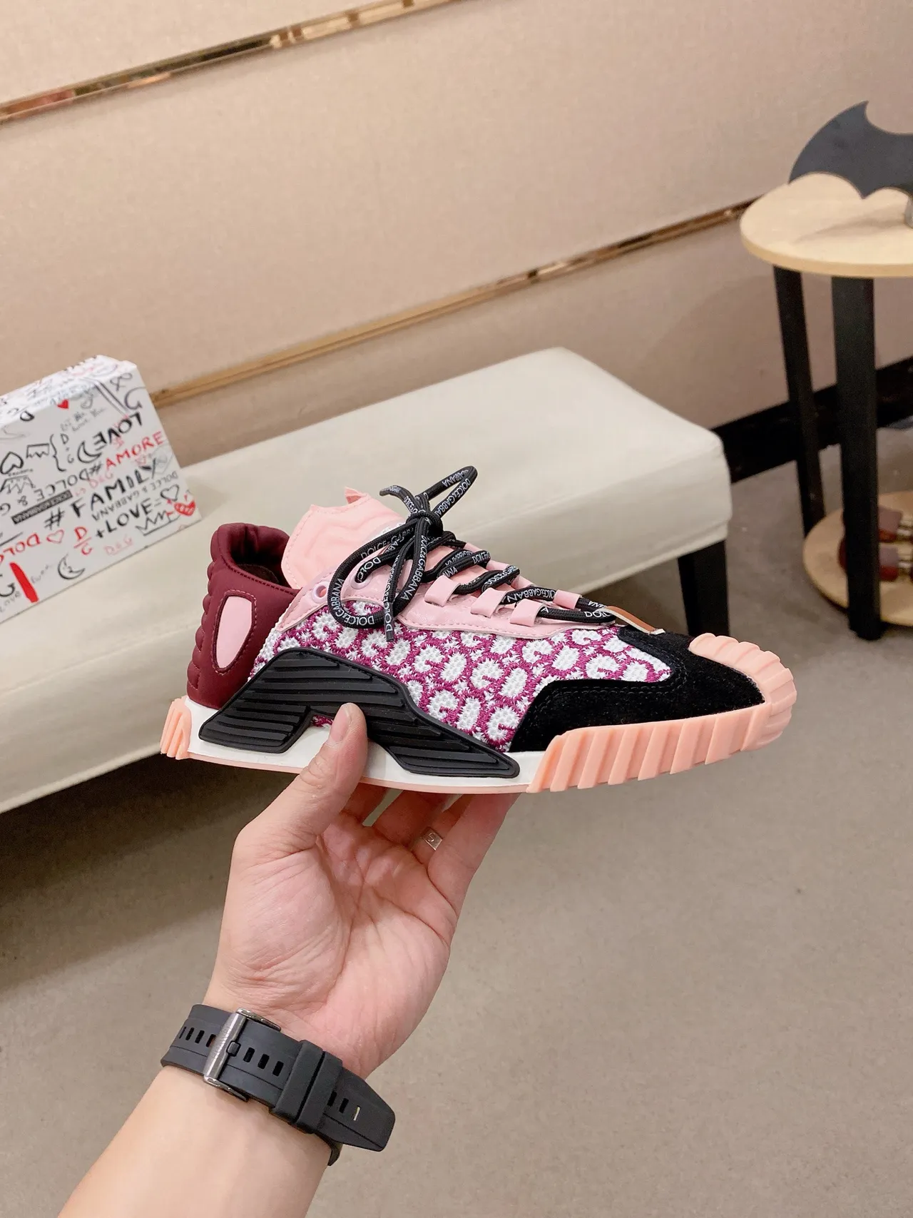 Dolce & Gabbana Rosa Burdeos Bordado Monograma Parte Superior Esculpido Negro Suela Media Ala Chunky Sneakers 4