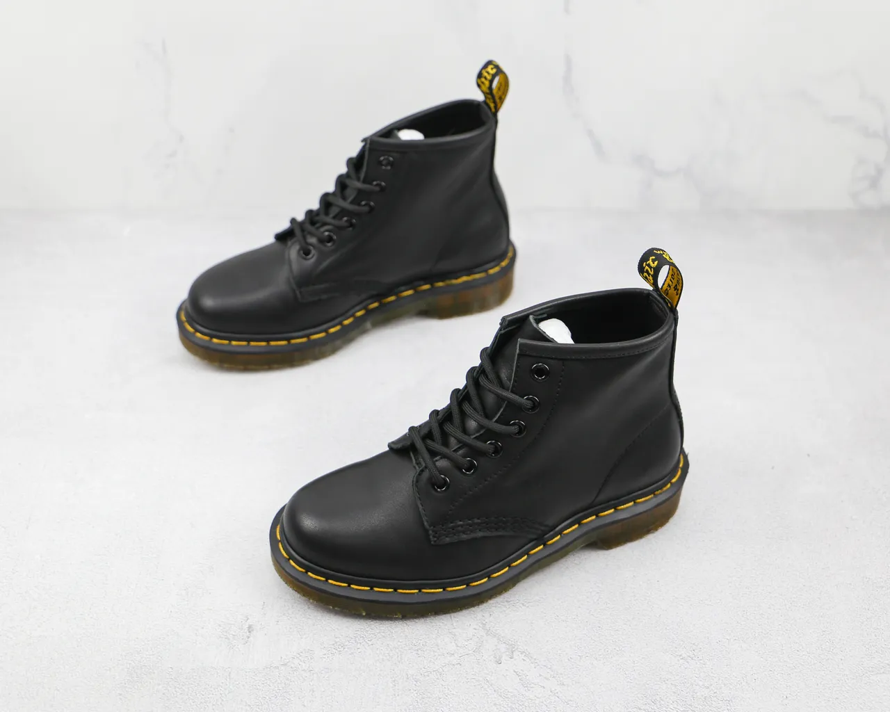 Dr. Martens 1460 Botas Martin de cuero negro liso con puntada amarilla 7