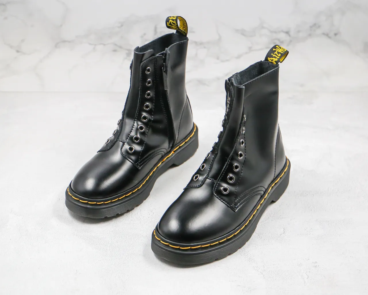Dr. Martens 1460 काली चिकनी चमड़ी पीली सिलाई मार्टिन बूट 9