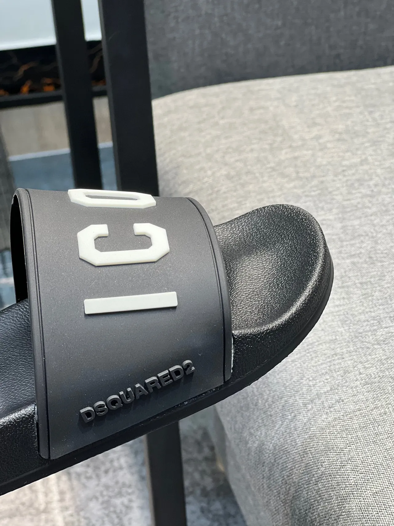 Dsquared2 Preto e Branco Sola de Borracha Moldada Minimalista Monocromo Chinelos 2