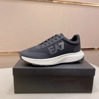 Emporio Armani কালো সাদা লো-টপ প্যানেল্ড উপর লাইফস্টাইল স্নিকার