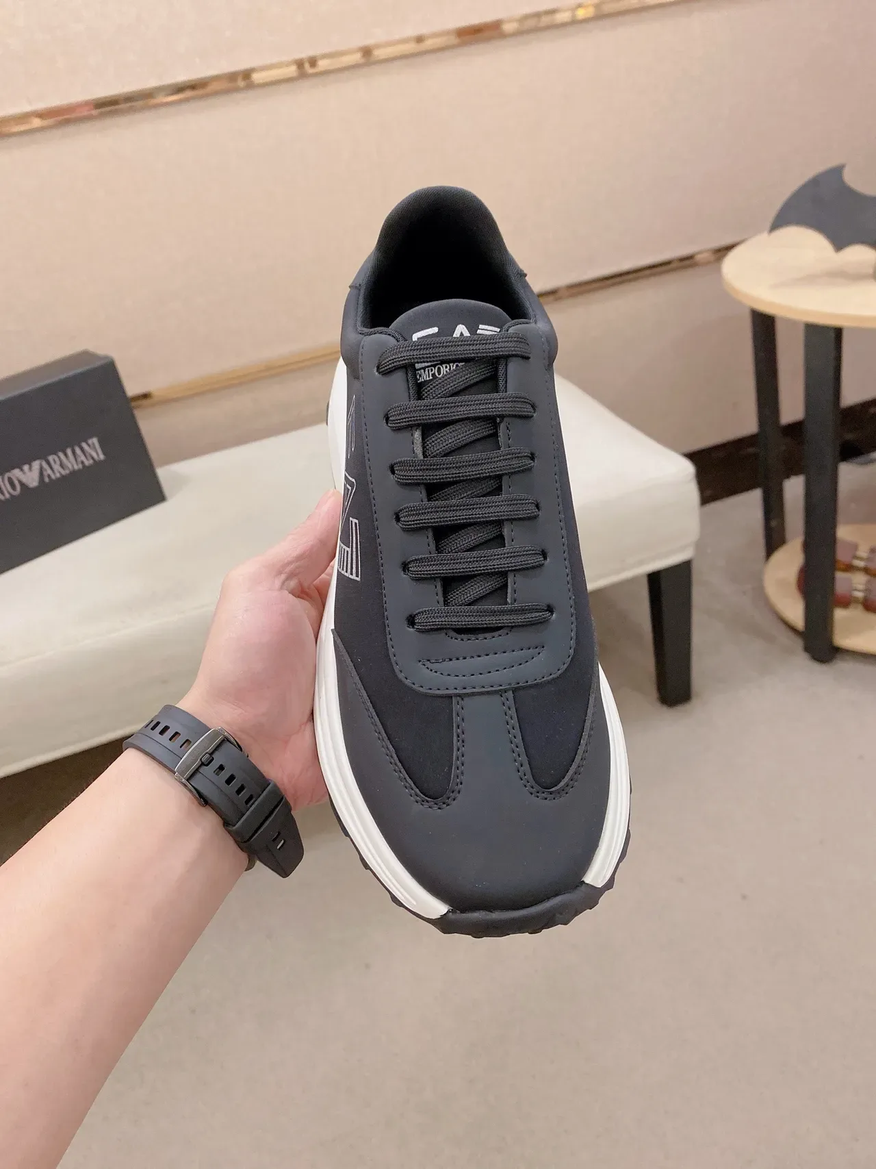 Emporio Armani أسود أبيض منخفض بأعلى لوحي أسلوب حياة 2