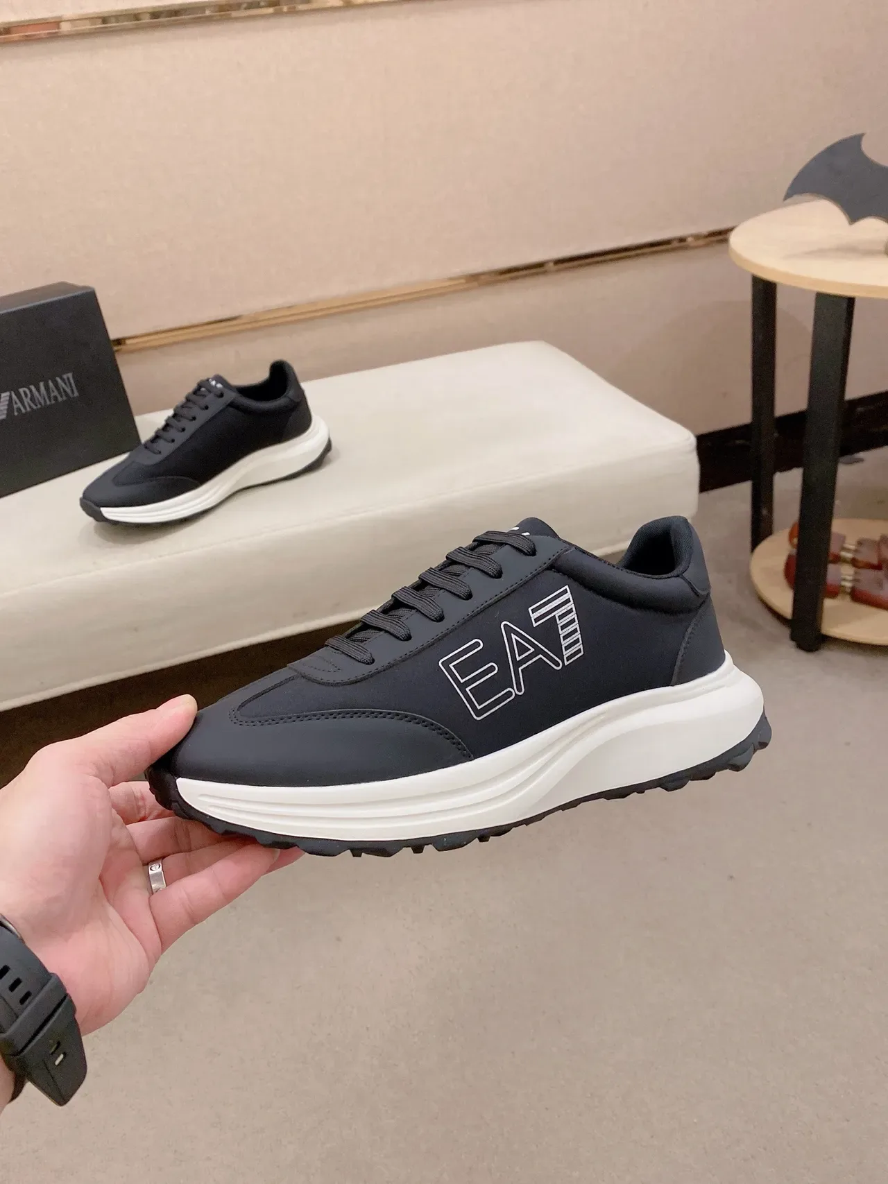 Emporio Armani أسود أبيض منخفض بأعلى لوحي أسلوب حياة 3