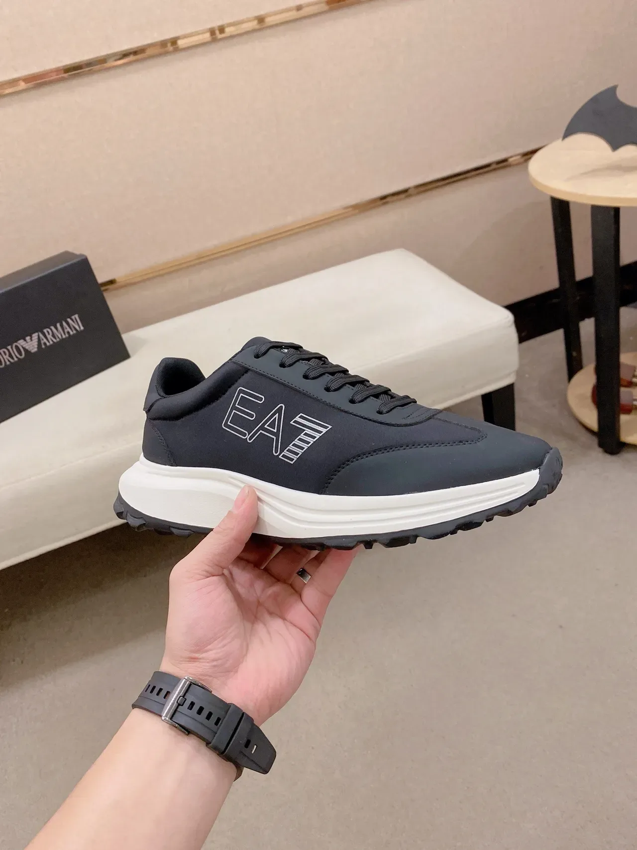 Emporio Armani أسود أبيض منخفض بأعلى لوحي أسلوب حياة 4