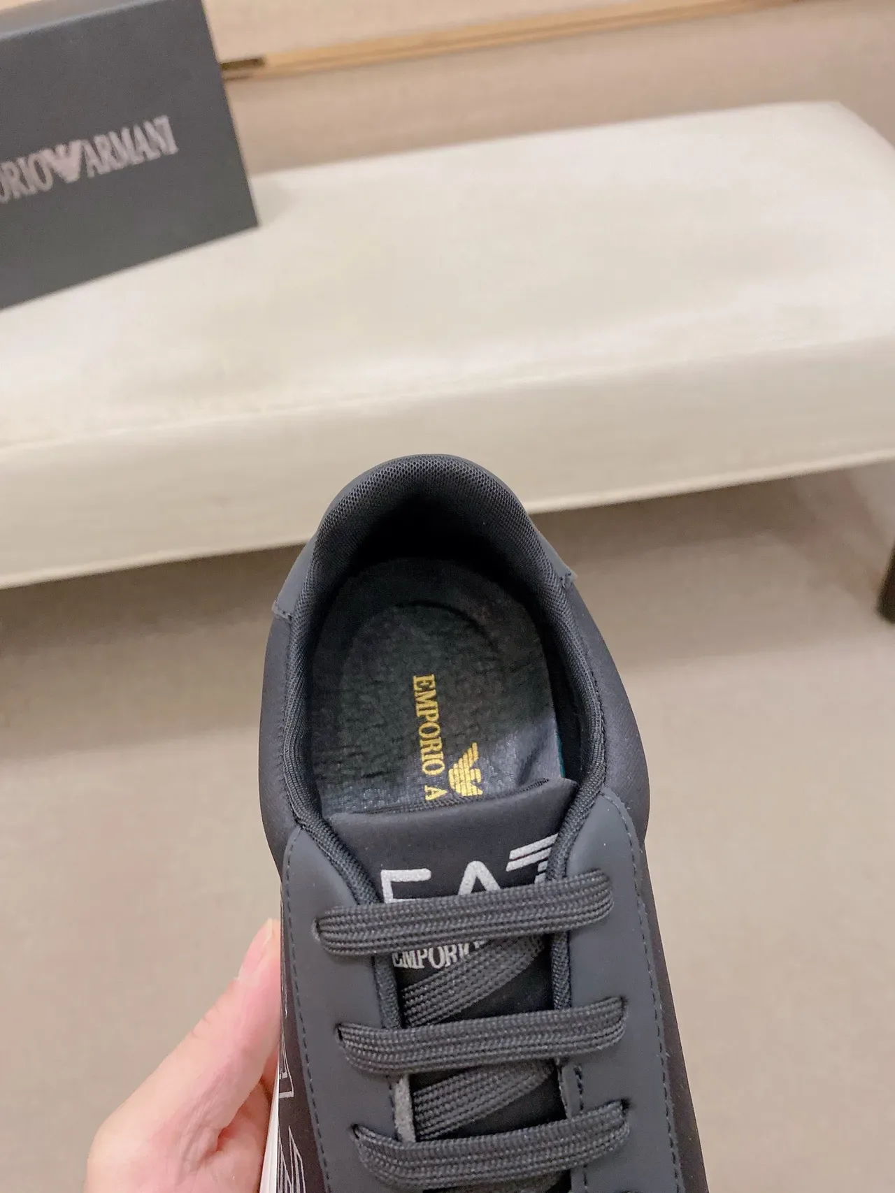 Emporio Armani أسود أبيض منخفض بأعلى لوحي أسلوب حياة 6