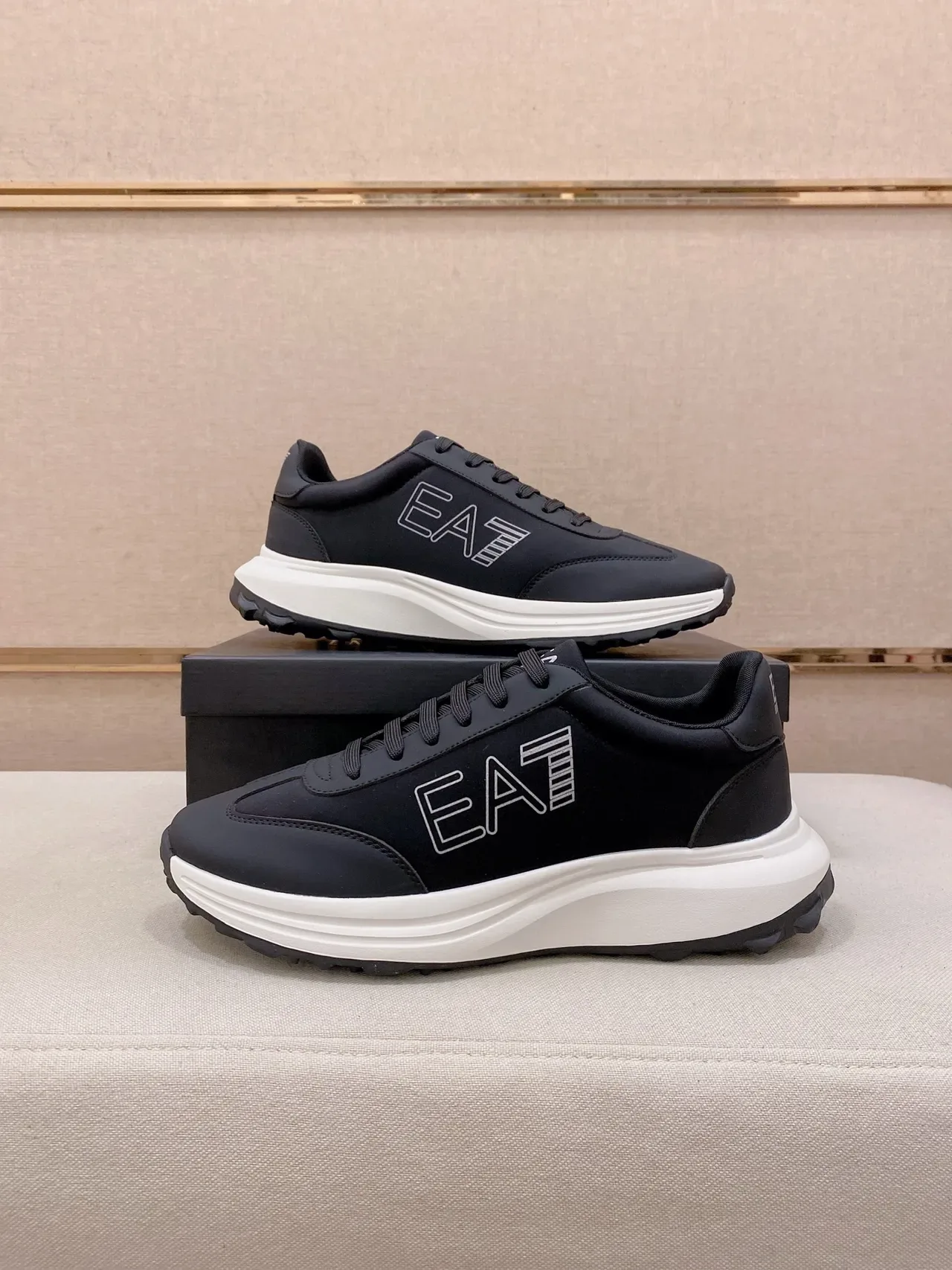 Emporio Armani أسود أبيض منخفض بأعلى لوحي أسلوب حياة 7