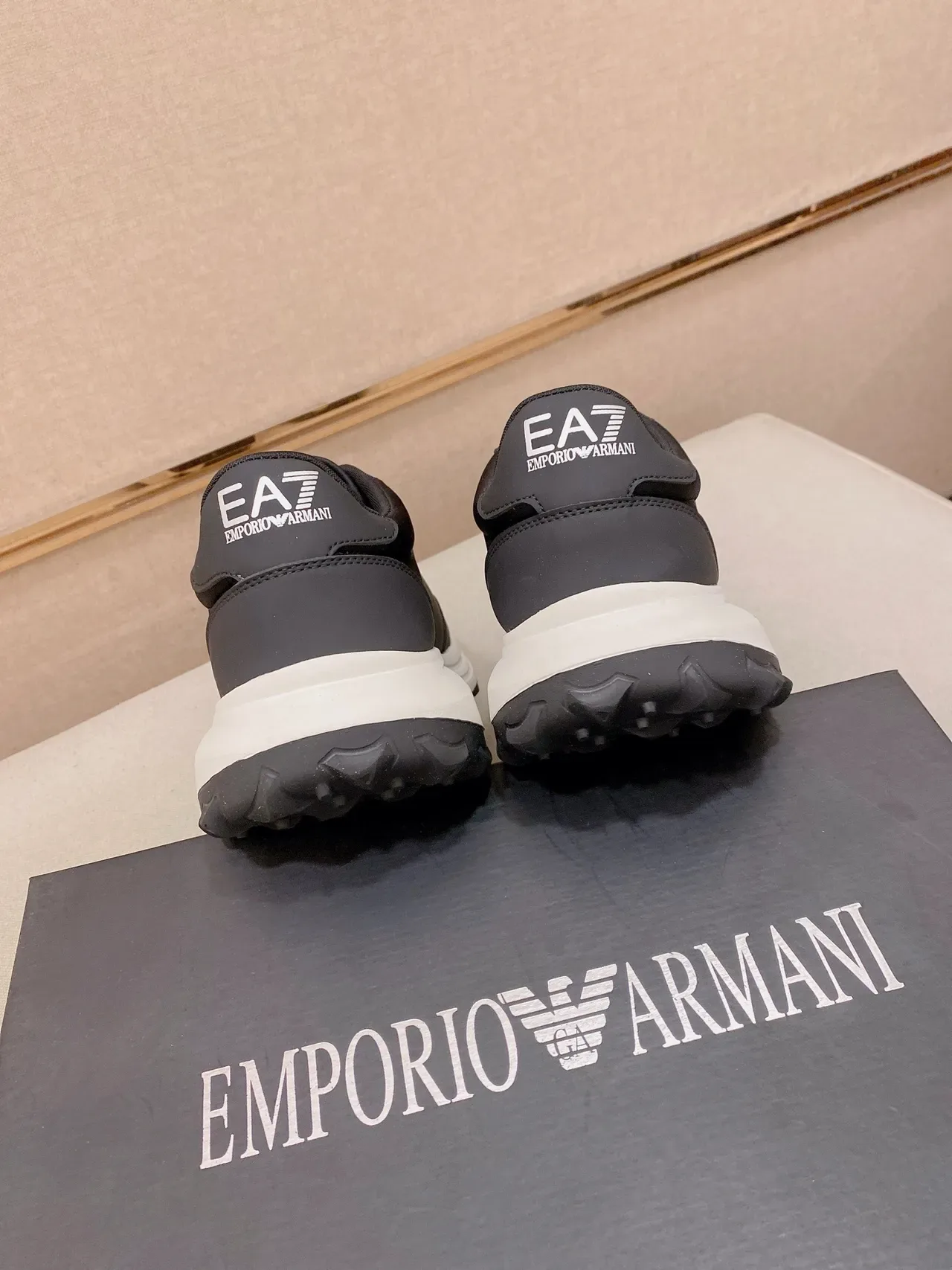 Emporio Armani أسود أبيض منخفض بأعلى لوحي أسلوب حياة 8