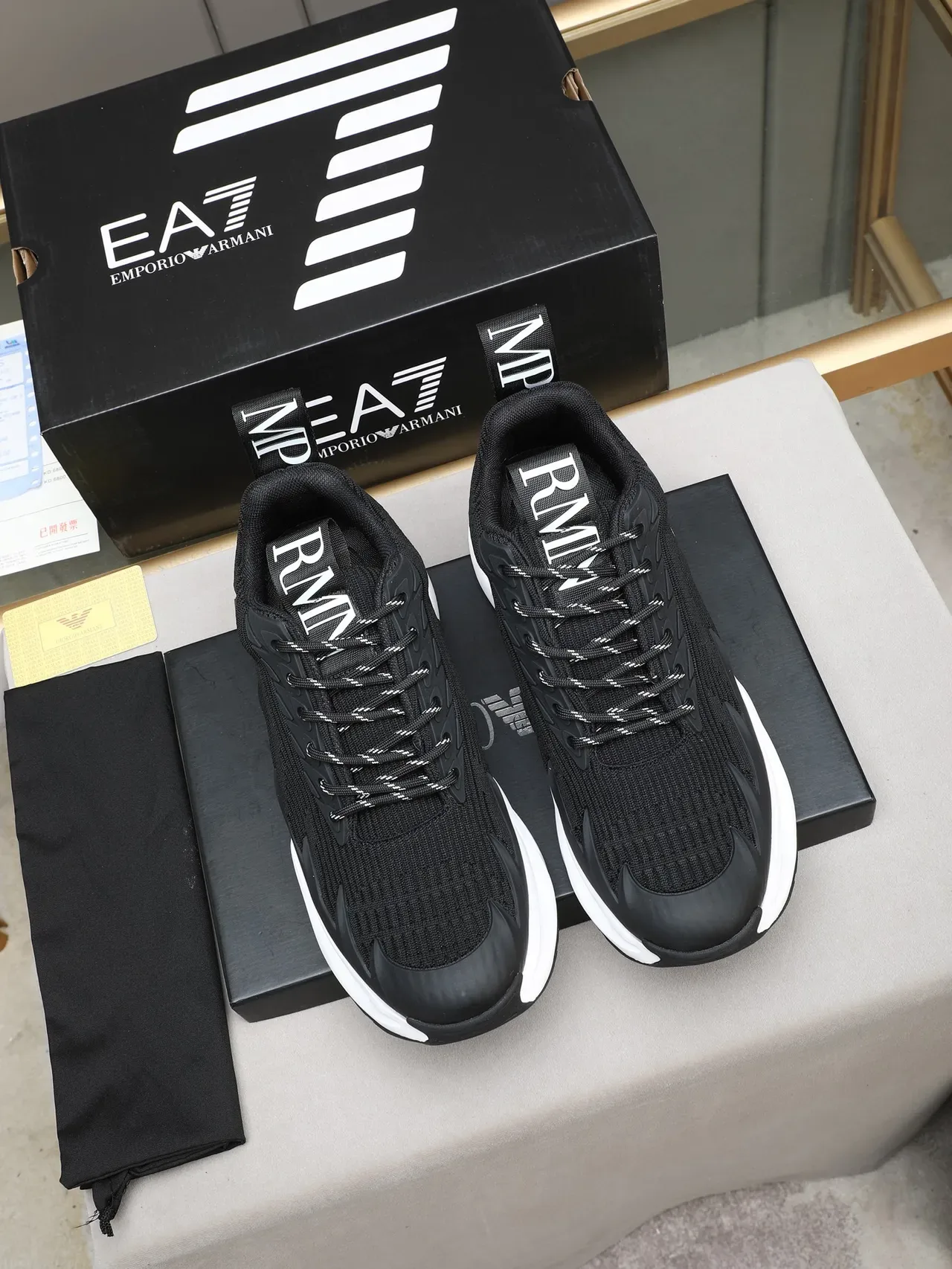 Emporio Armani EA7 Tênis Lifestyle Tricô Preto e Branco 2