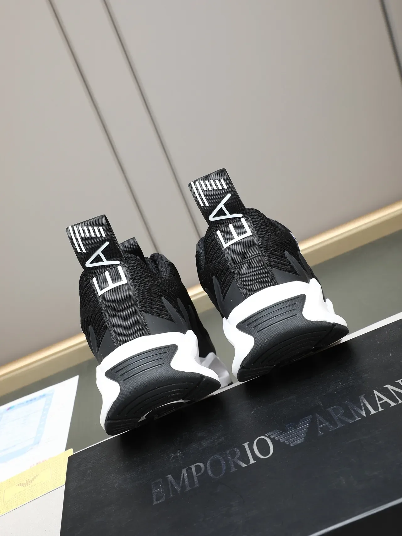Emporio Armani EA7 Tênis Lifestyle Tricô Preto e Branco 3