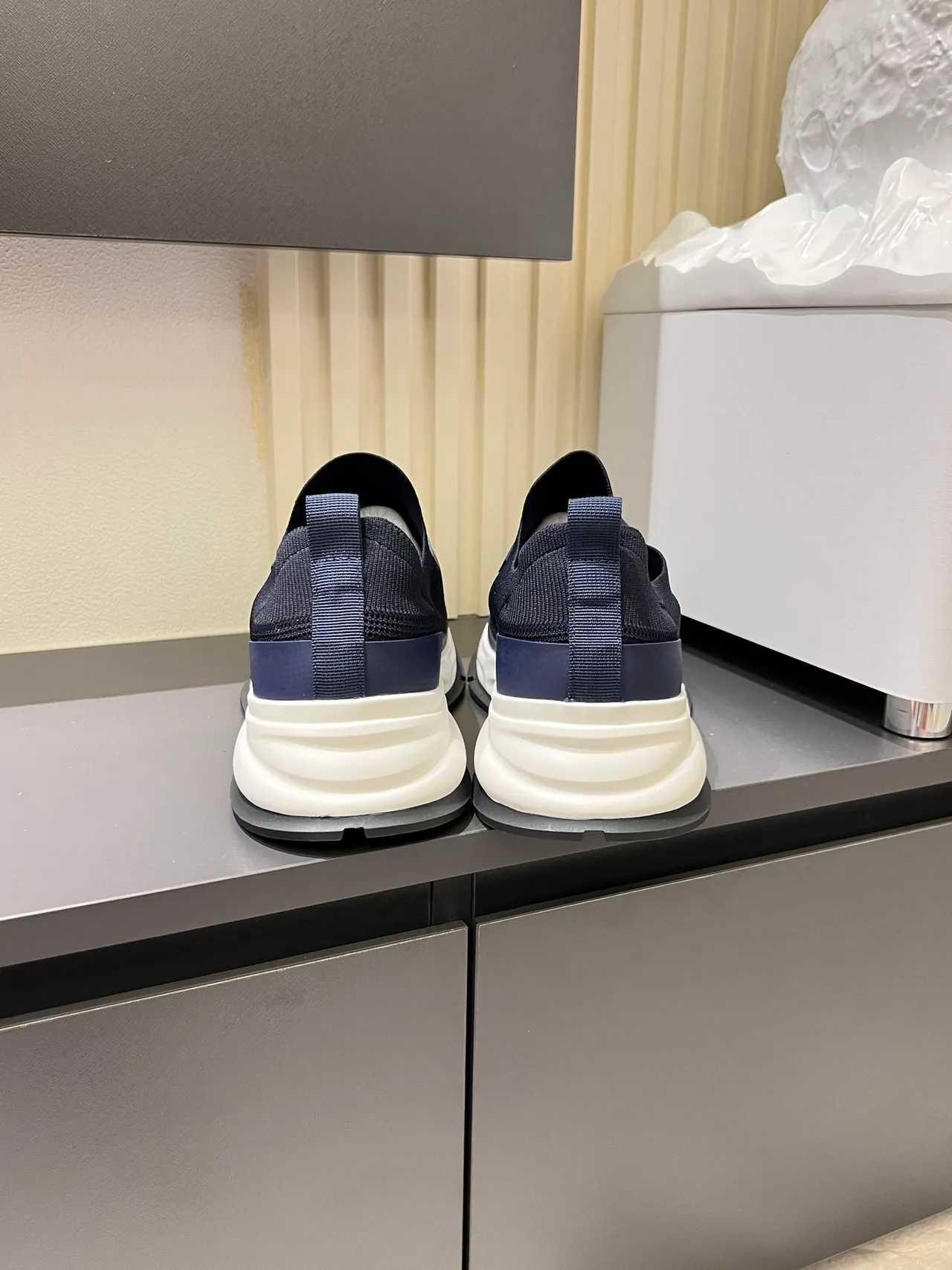 Emporio Armani Zapatillas Navy White con upper de punto y construcción slip-on 2