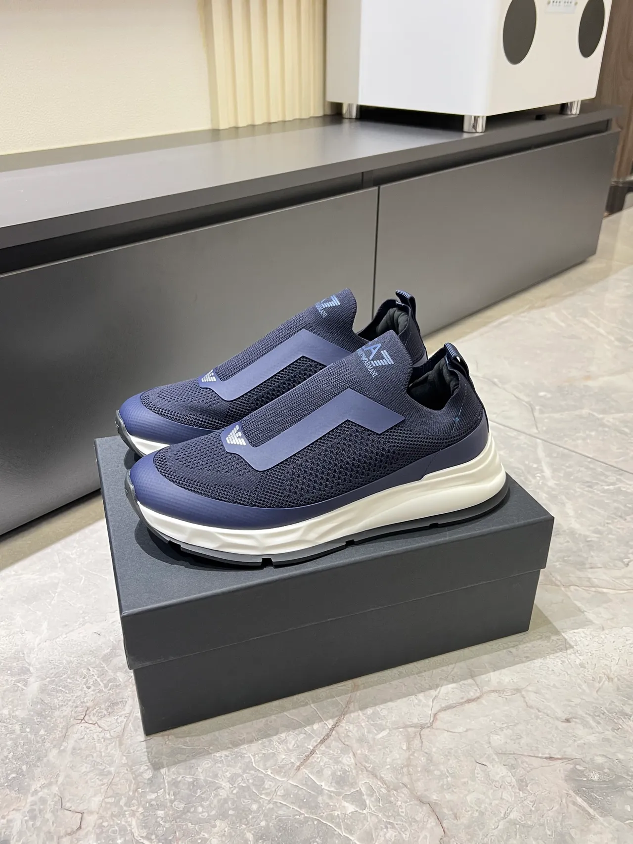 Emporio Armani Zapatillas Navy White con upper de punto y construcción slip-on 4