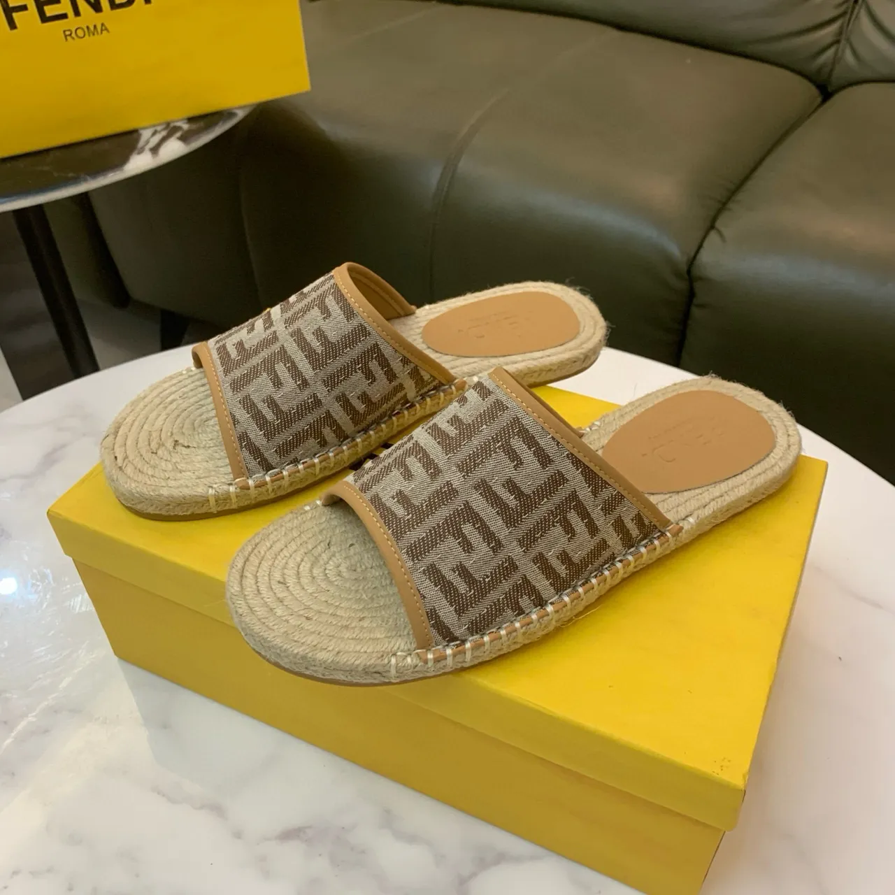Fendi बेज ब्राउन मोनोग्रामित फैब्रिक स्ट्रैप बुनी हुई जूट सोल स्लिपर्स 2