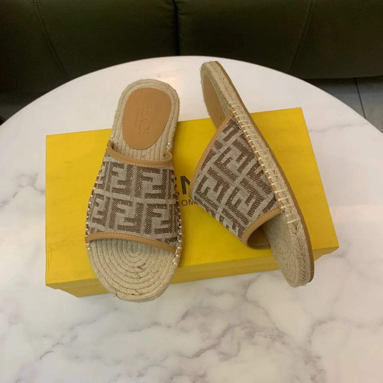 Fendi बेज ब्राउन मोनोग्रामित फैब्रिक स्ट्रैप बुनी हुई जूट सोल स्लिपर्स 3
