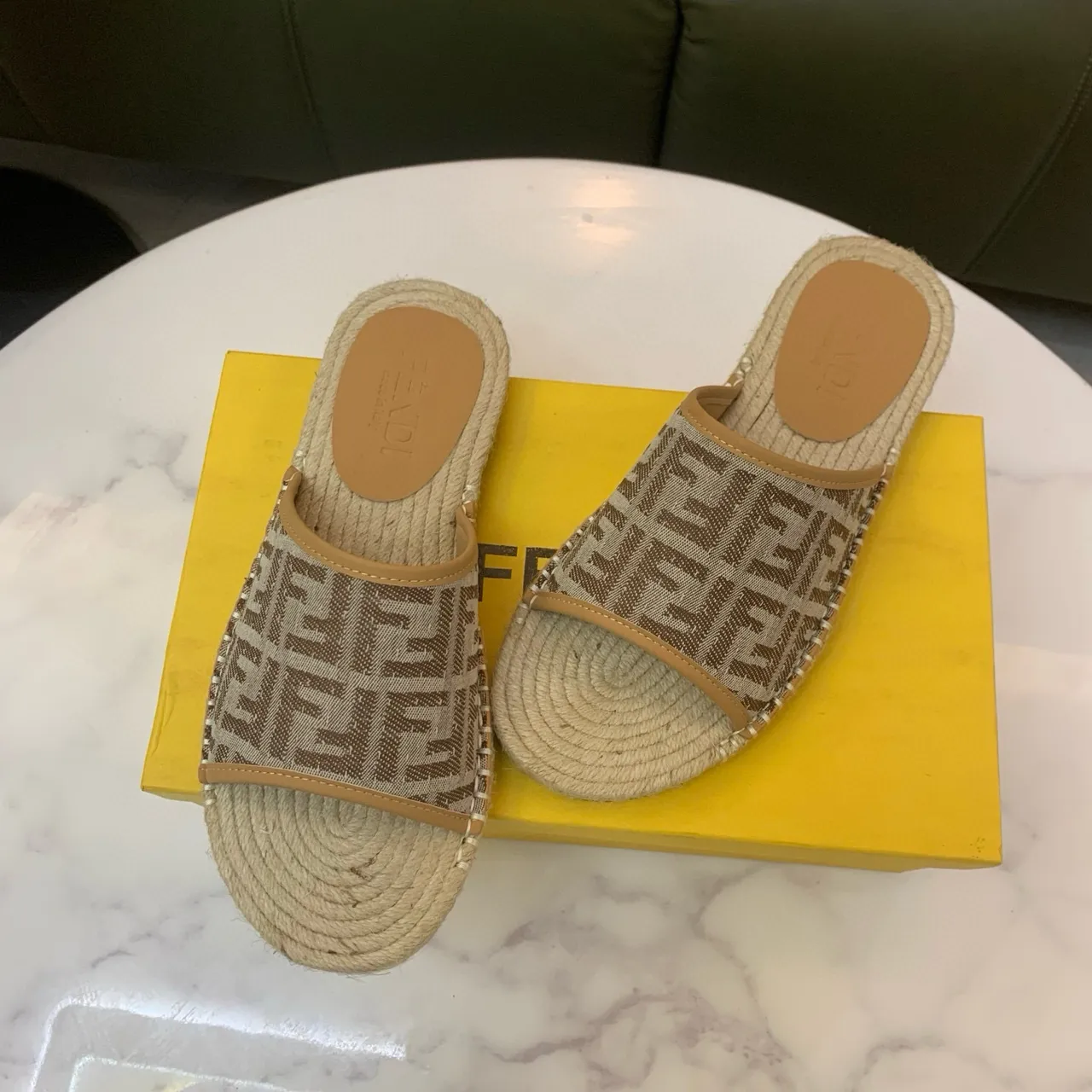 Fendi बेज ब्राउन मोनोग्रामित फैब्रिक स्ट्रैप बुनी हुई जूट सोल स्लिपर्स 4