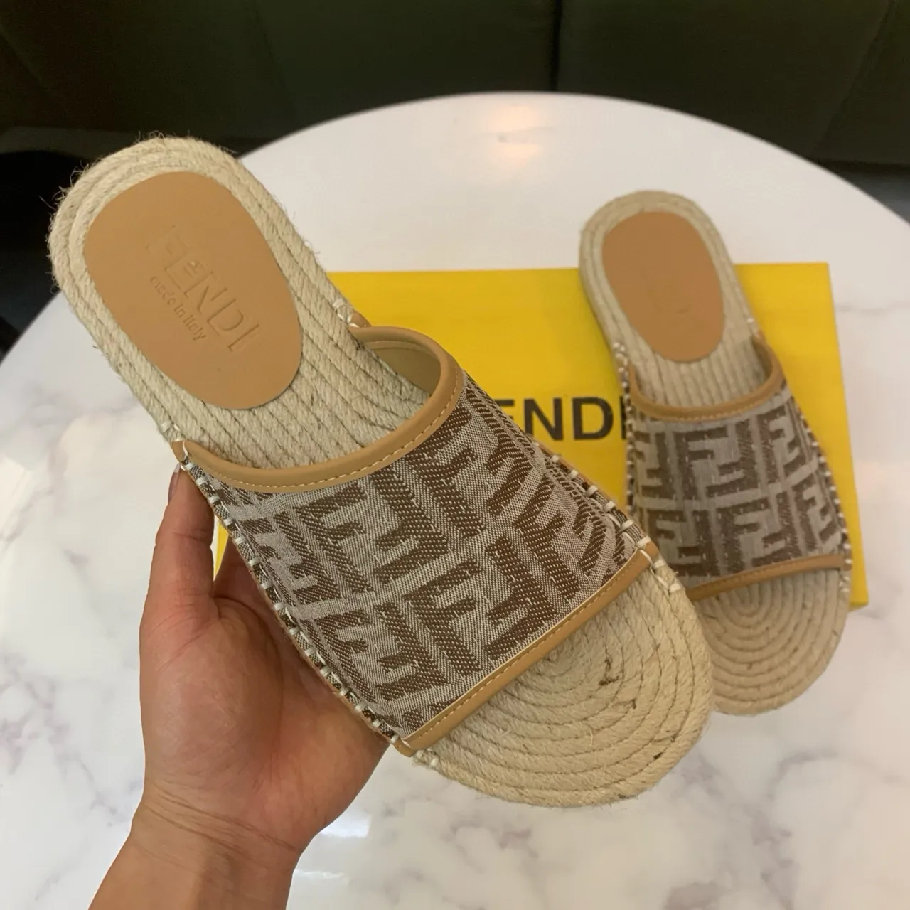 Fendi बेज ब्राउन मोनोग्रामित फैब्रिक स्ट्रैप बुनी हुई जूट सोल स्लिपर्स 5