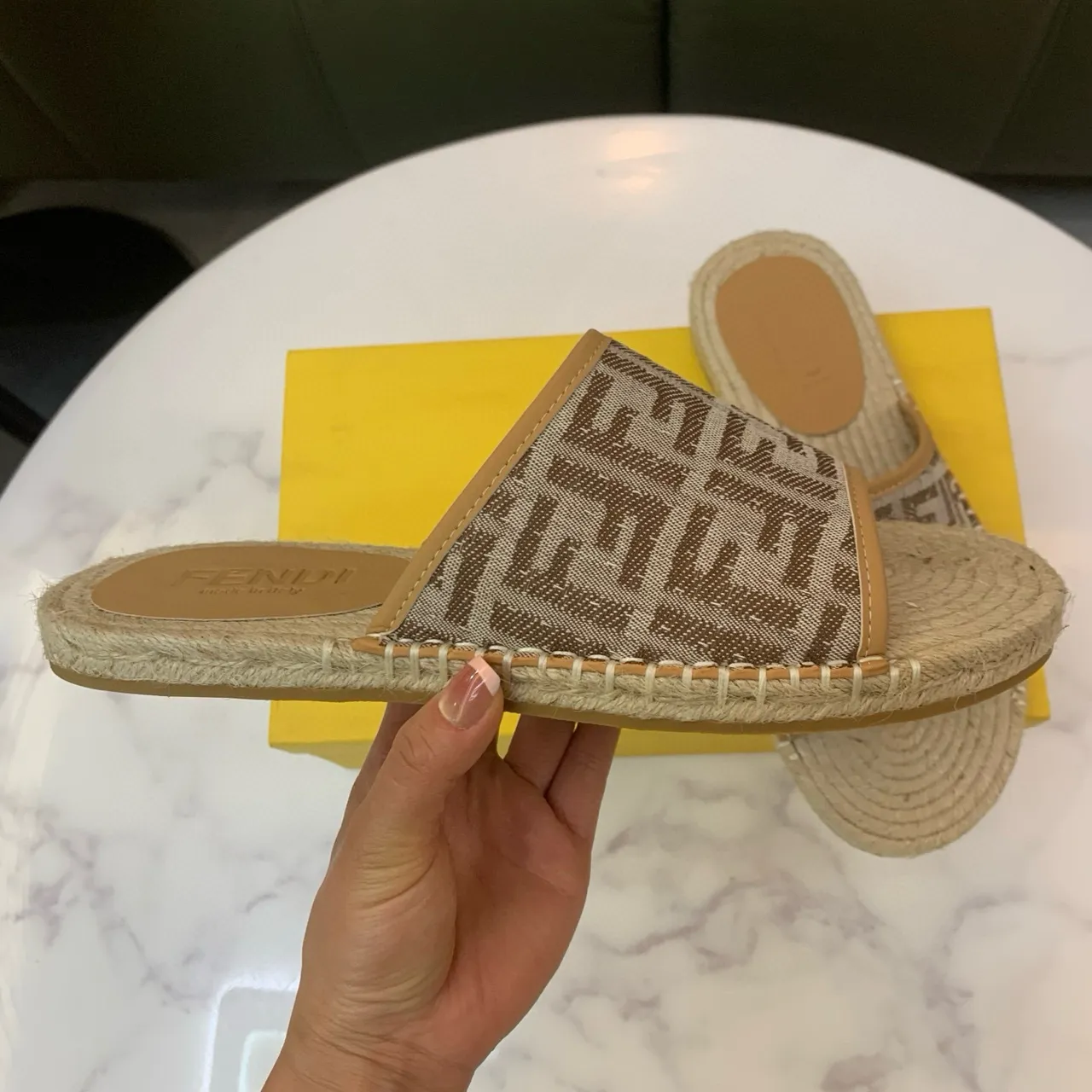 Fendi बेज ब्राउन मोनोग्रामित फैब्रिक स्ट्रैप बुनी हुई जूट सोल स्लिपर्स 6