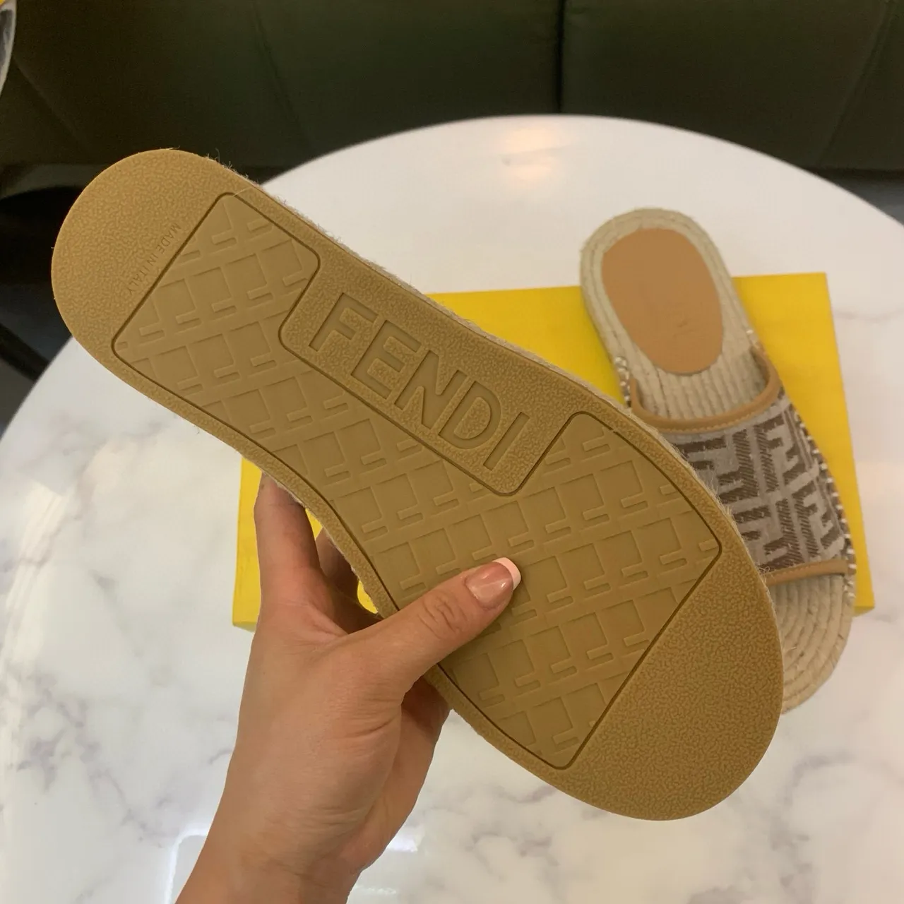 Fendi बेज ब्राउन मोनोग्रामित फैब्रिक स्ट्रैप बुनी हुई जूट सोल स्लिपर्स 7